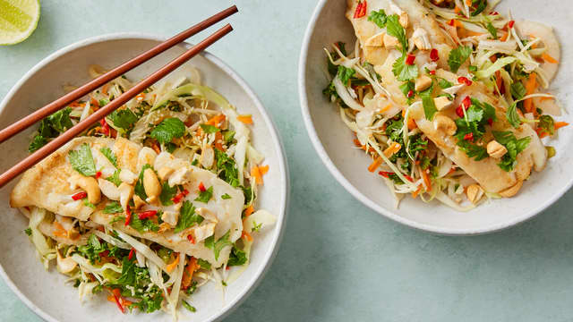 Asiatisk råkostsalat med sesamfrø, honning og lime