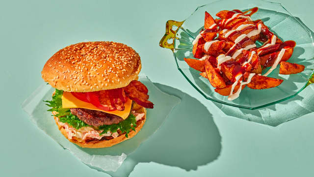 Burger med bacon og coleslaw