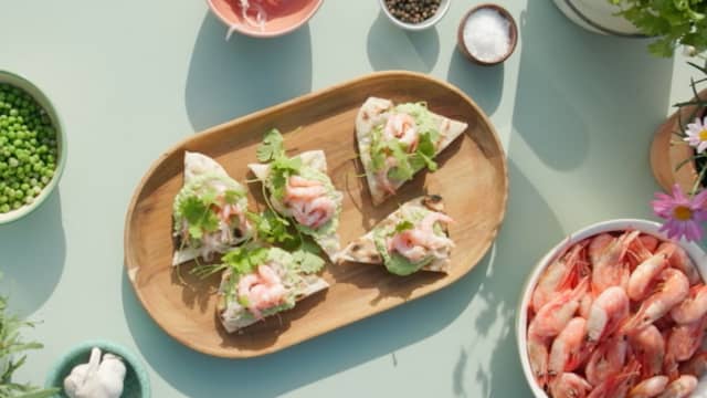 Grillet pinsabrød med erteguacamole og syltet sjalottløk