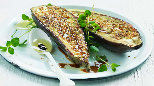 Stekt aubergine med sesamfrø og balsamicoeddik
