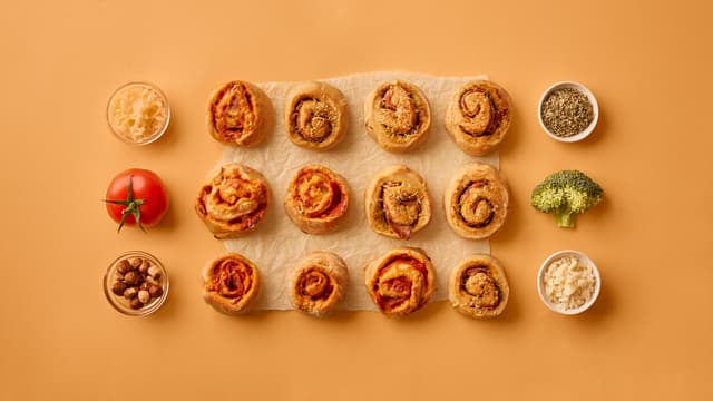 Pizzasnurrer med kokt skinke, ost og tomater eller spekeskinke og brokkolipesto