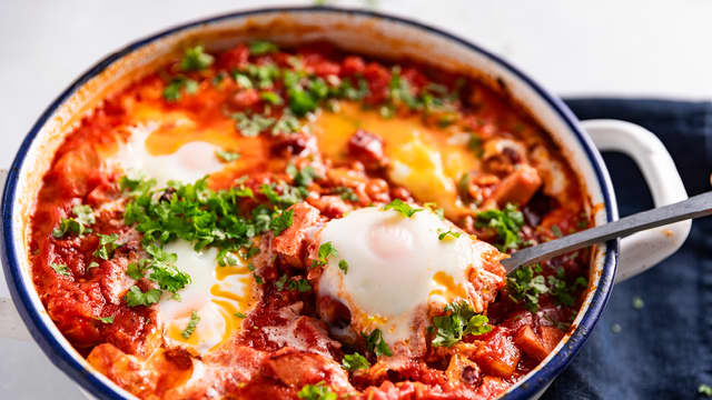 Cowboygryte med pølser, poteter og egg