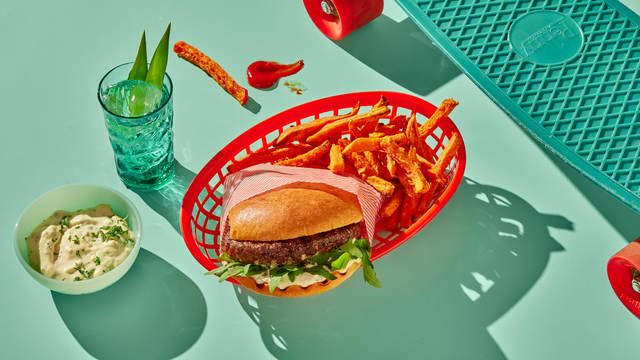 Burger med blåmuggostdressing og søtpotetchips