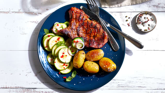 Sommerkoteletter med squashsalat