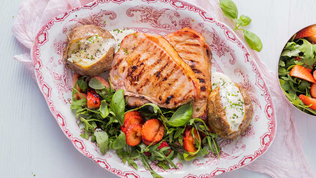 Sommerkoteletter med bakt potet