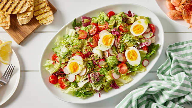 Frisk salat med egg, ristede kjerner og urtedressing