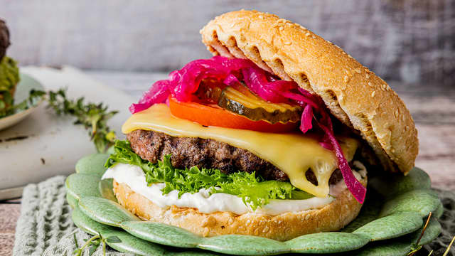 Cheeseburger med marinert rødløk