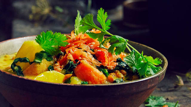 Grønnsakssuppe med søtpoteter, karri og kokosmelk