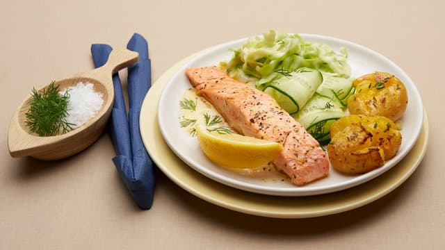 Ovnsbakt laks med kålstuing og knuste poteter