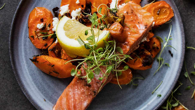 Ørret med lun gulrotsalat