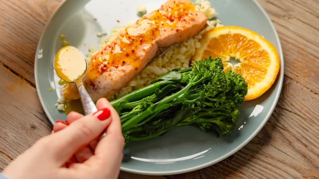 Ørret med appelsinsaus, blomkålris og brokkolini