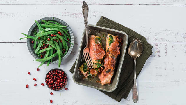 Ovnsbakt laks med spinatpesto og spekeskinke