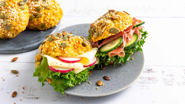 Cottage cheese-rundstykker med gulrot og gresskarkjerner