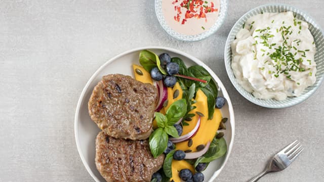 Grillede karbonader med frisk salat