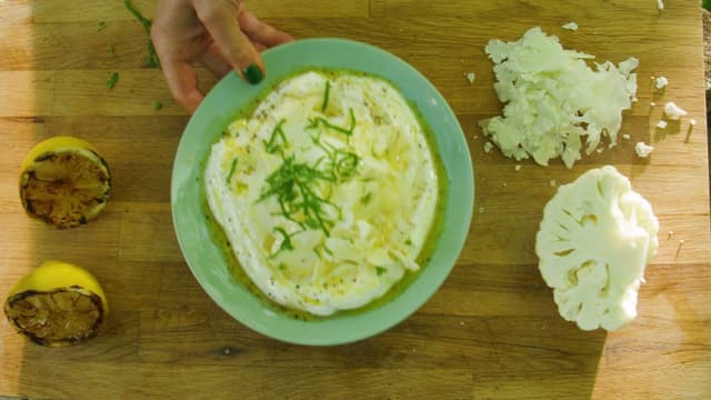 Tynne blomkålskiver med gresk yoghurt, ingefær og karri