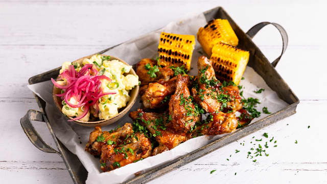 Kylling vingeklubber med bbq-saus, grillet mais og blomkålsalat