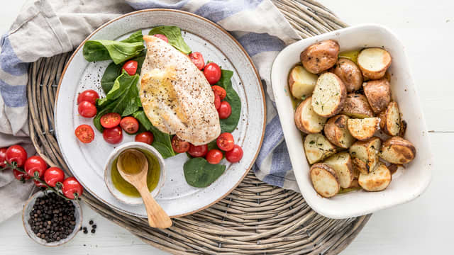 Kyllingfilet med castello og hvitløkspoteter