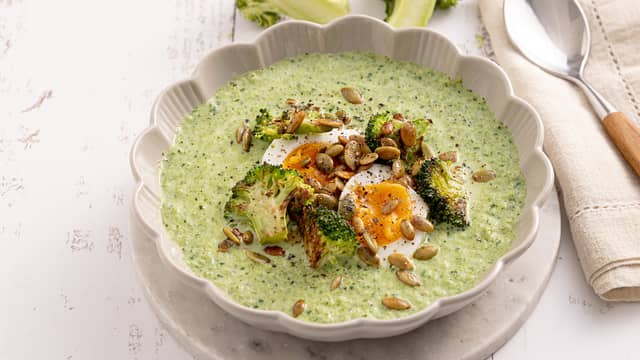 Brokkolisuppe med kokt egg