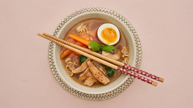 Ramen med strimlet svinekjøtt