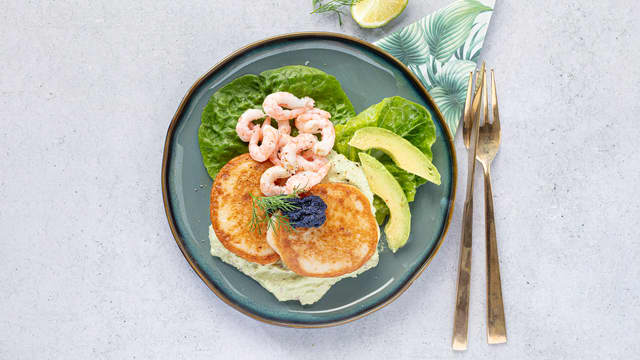 Fiskekaker med avokadokrem og reker