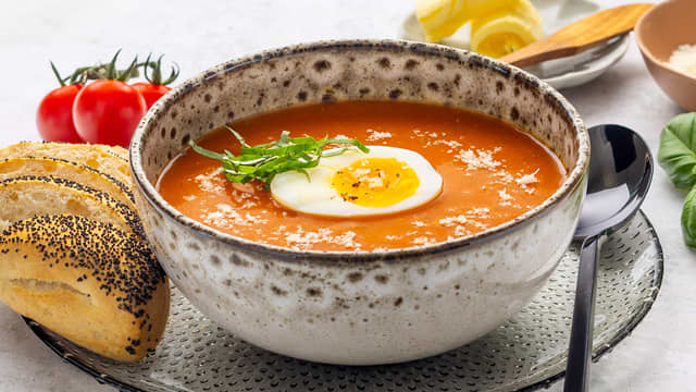 Rask tomatsuppe med pesto