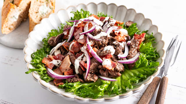 Stekte biffstrimler med sopp, løk og bacon