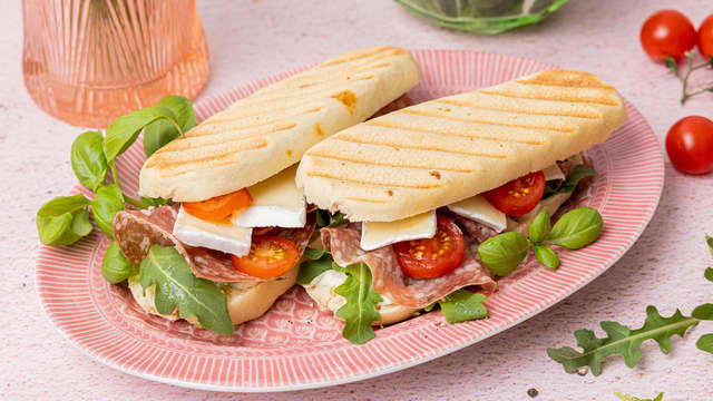 Panini med brie og salami