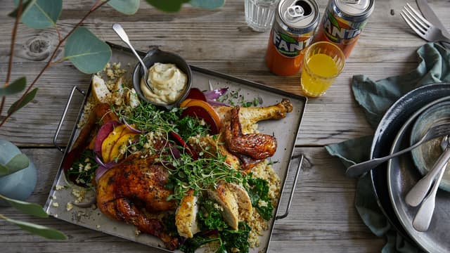 Nygrillet kylling i salat