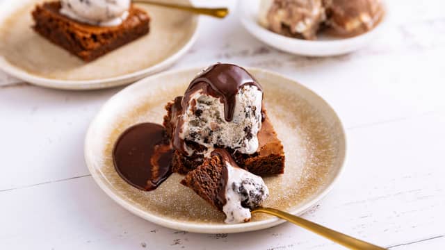 Brownies med Oreo-is og varm sjokolade