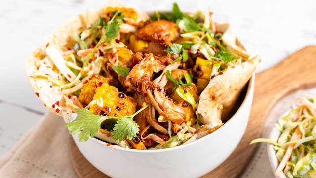 Pulled chicken pita med coleslaw og stekt mais