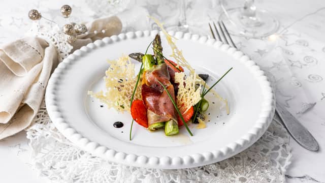 Ovnsbakte grønne asparges i spekeskinke