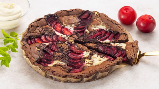 Brownie med ostekrem og plommer