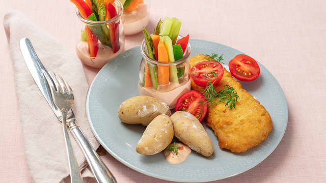 Fish & Crisp med saltbakte poteter, grønnsaker og dipp