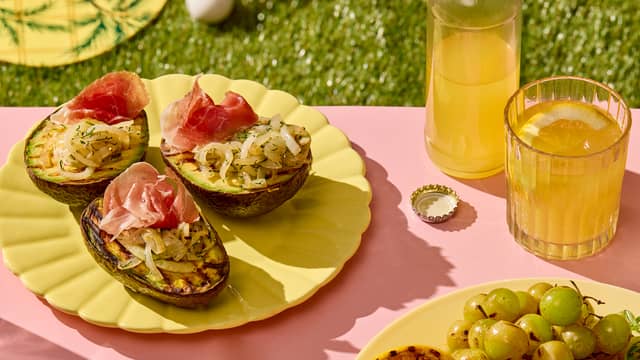 Grillet avokado med løk og rømme
