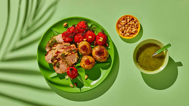 Kyllingfilet med grillede tomater og basilikumolje