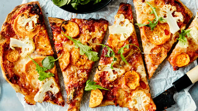 Pizza med søtpotet, chili og blåmuggost
