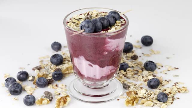 Frokostsmoothie med jordbær og blåbær