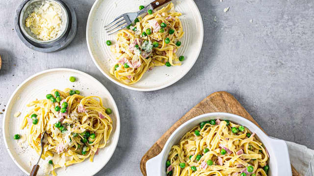 Kremet pasta med erter og skinke