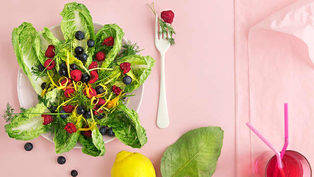 Hjertesalat med friske bær, dill og kokt sitron-vinaigrette