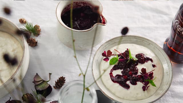 Riskrem med skogsbærsaus