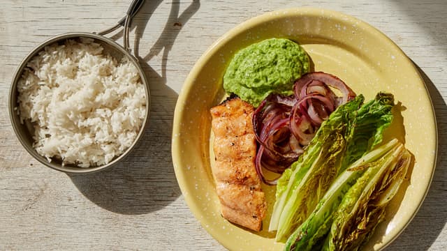 Laks med grillet salat og kremet urtedressing