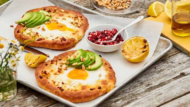 Pizza på grillen med egg og fetaost