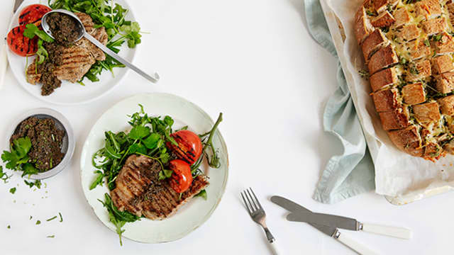 Nakkekoteletter med tapenade og ostebrød