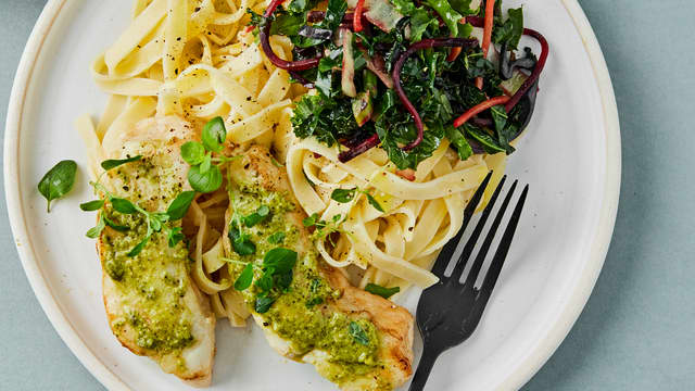 Torsk med pasta, pesto og grønnkål mix