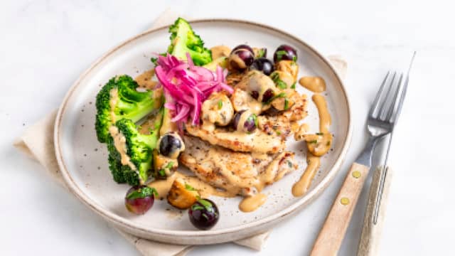 Tynnskåret svin med soppsaus, brokkoli og varme druer