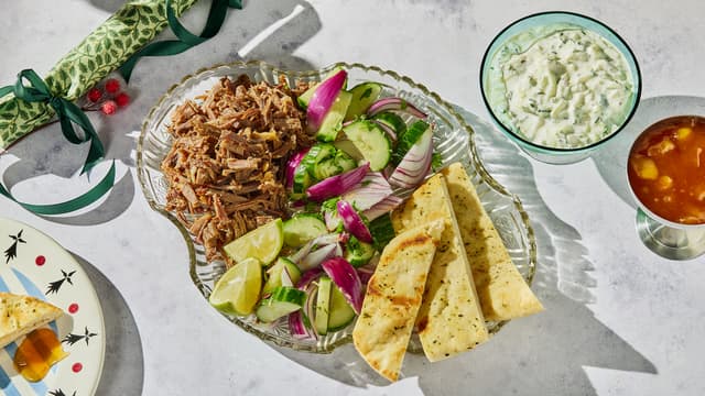 Pinnekjøtt med raita, rødløk- og agurksalat, naanbrød & mangochutney