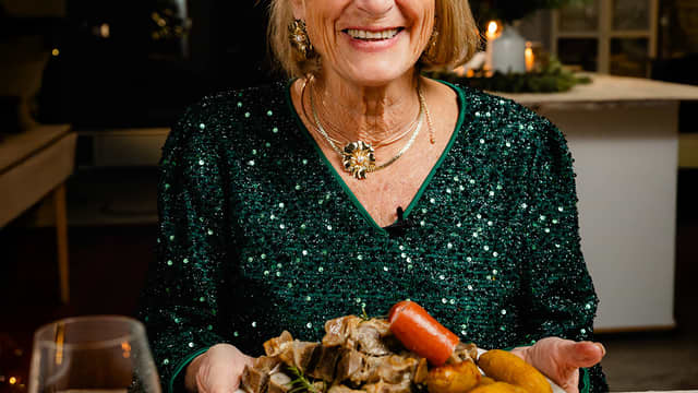 Pinnekjøtt dampet på poteter, kålrabistappe og vossakorv