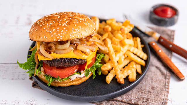 Klassisk burger med karamellisert løk og pommes frites
