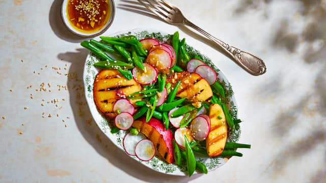 Grillet nektarinsalat