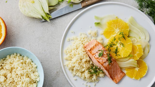 Laks med appelsinskiver, fennikel og couscous